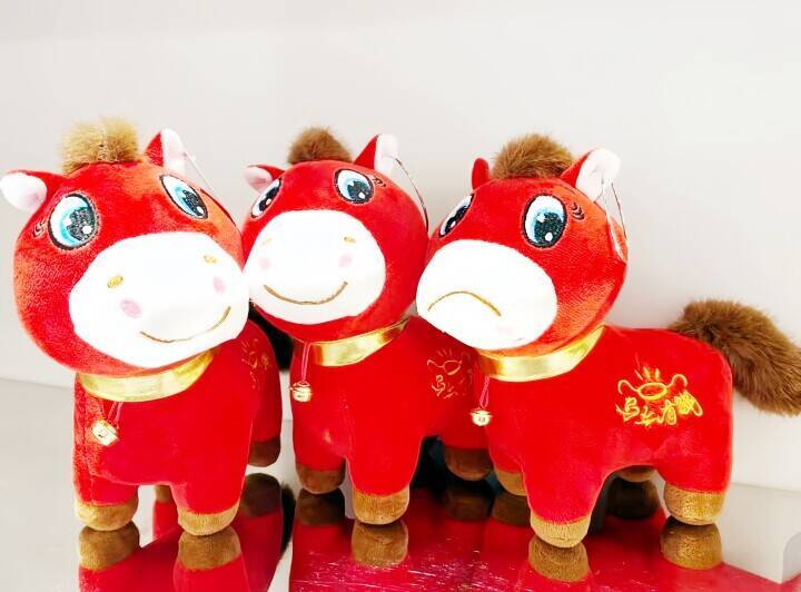 作業ミスで「縁起でもない縁起物」を製造したところ人気爆発状態に―中国