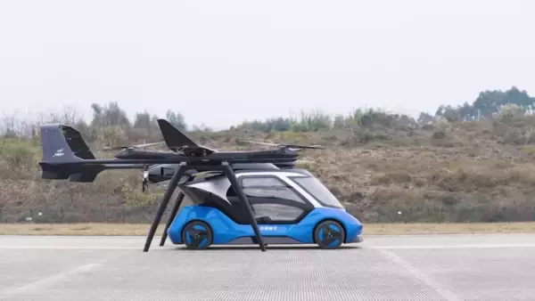 初飛行に成功、自動車と航空機が一体化―中国