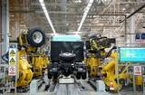「中国の大型トラック工場における「ロボット大集合」」の画像1