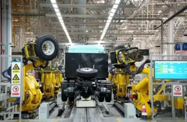中国の大型トラック工場における「ロボット大集合」