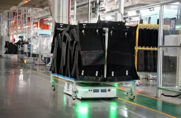 「中国の大型トラック工場における「ロボット大集合」」の画像