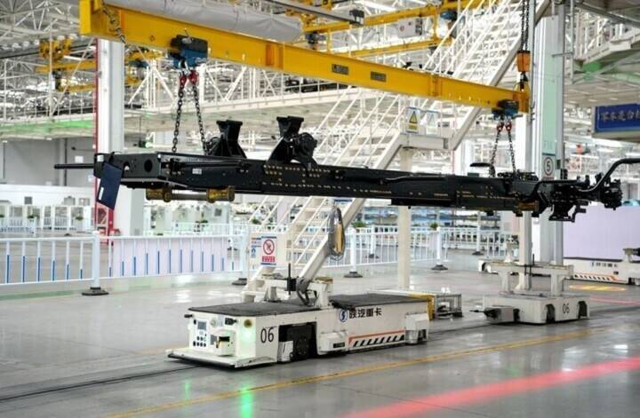 中国の大型トラック工場における「ロボット大集合」