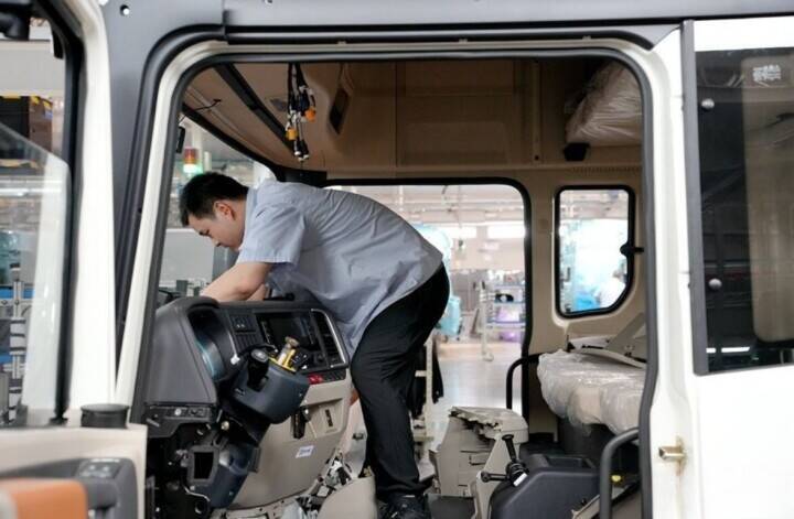 中国の大型トラック工場における「ロボット大集合」