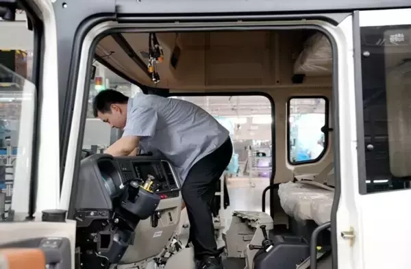 「中国の大型トラック工場における「ロボット大集合」」の画像