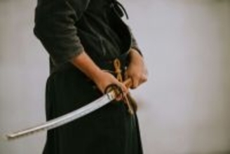 日本の武士風衣装を着てうろついていた男性がボコられる―中国