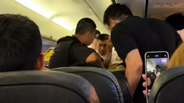 旅客機離陸後に非常口を開けようとする乗客、他の乗客らが取り押さえる―中国