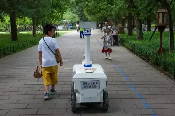 「北京の公園でロボットが「勤務」開始―中国」の画像