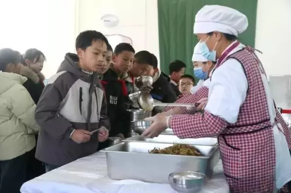 「青海省の義務教育段階の生徒への食事補助金、51万3100人が恩恵―中国」の画像