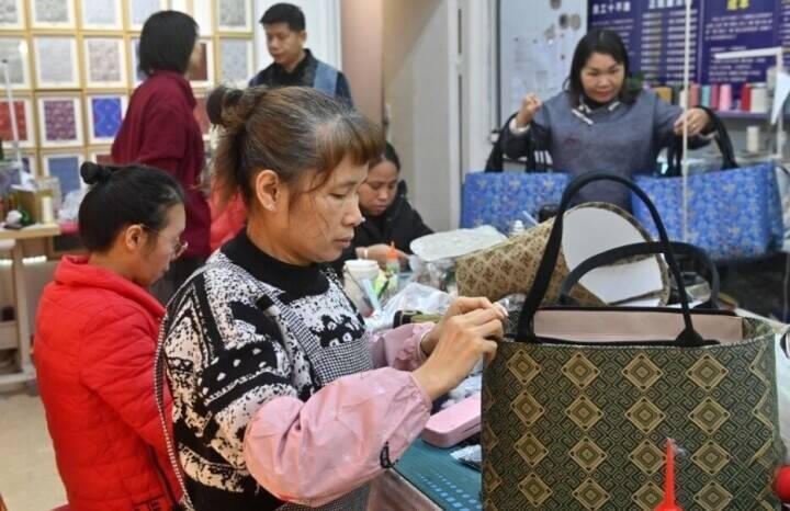 広西・賓陽で住民の就職を促す「壮錦産業」　―中国