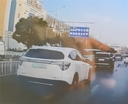 前を走っていたホンダのEVから煙、急いで追いついて教えてあげたら…―中国