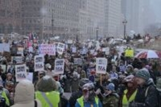 米国民の多数、政府の移民取り締まりを「過剰」と認識