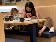 中国のはま寿司で子どもの足をテーブルに乗せ爪切り、ネット「追い出せ」「賠償請求を」