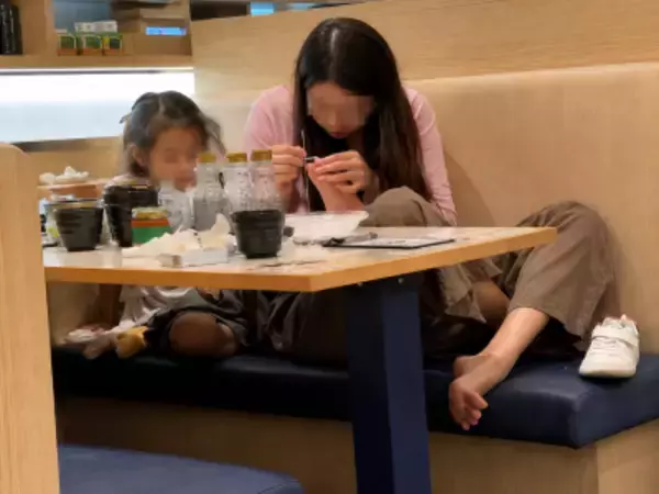 中国のはま寿司で子どもの足をテーブルに乗せ爪切り、ネット「追い出せ」「賠償請求を」