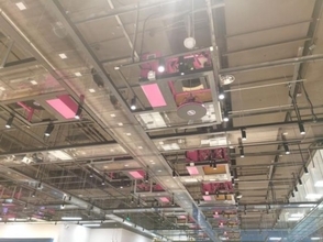調理ロボットが作り、天井に張り巡らされたレールで料理が運ばれる北京冬季五輪スマート食堂―中国
