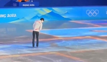 羽生結弦がリンクをのぞき込み…、北京五輪でのある仕草が「かわいすぎる」と話題に