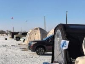 チチハルの凍結した川辺でキャンプイベント―中国