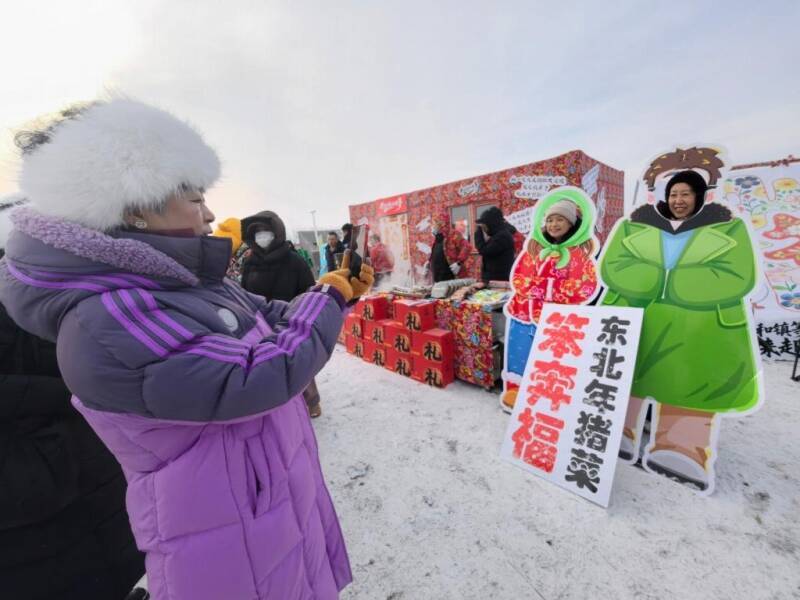 チチハルの凍結した川辺でキャンプイベント―中国