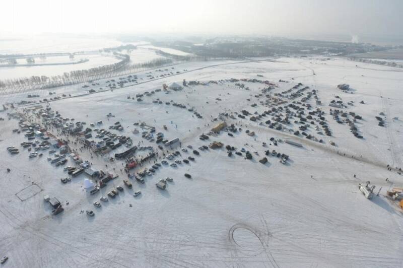 チチハルの凍結した川辺でキャンプイベント―中国