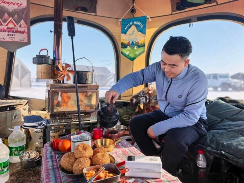 チチハルの凍結した川辺でキャンプイベント―中国