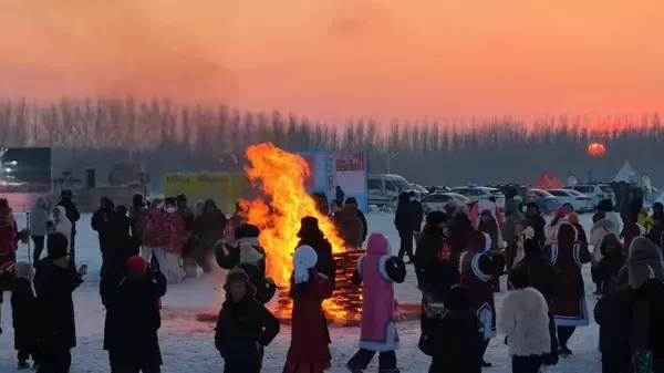 「チチハルの凍結した川辺でキャンプイベント―中国」の画像