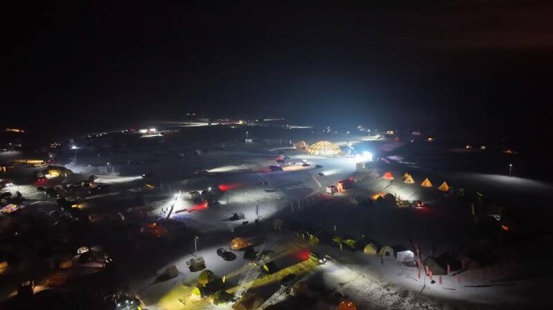 チチハルの凍結した川辺でキャンプイベント―中国