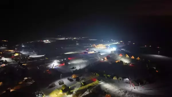 「チチハルの凍結した川辺でキャンプイベント―中国」の画像