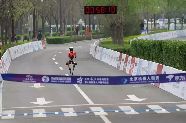 中国の人型ロボット、人類のハーフマラソン記録を上回る