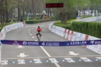 中国の人型ロボット、人類のハーフマラソン記録を上回る