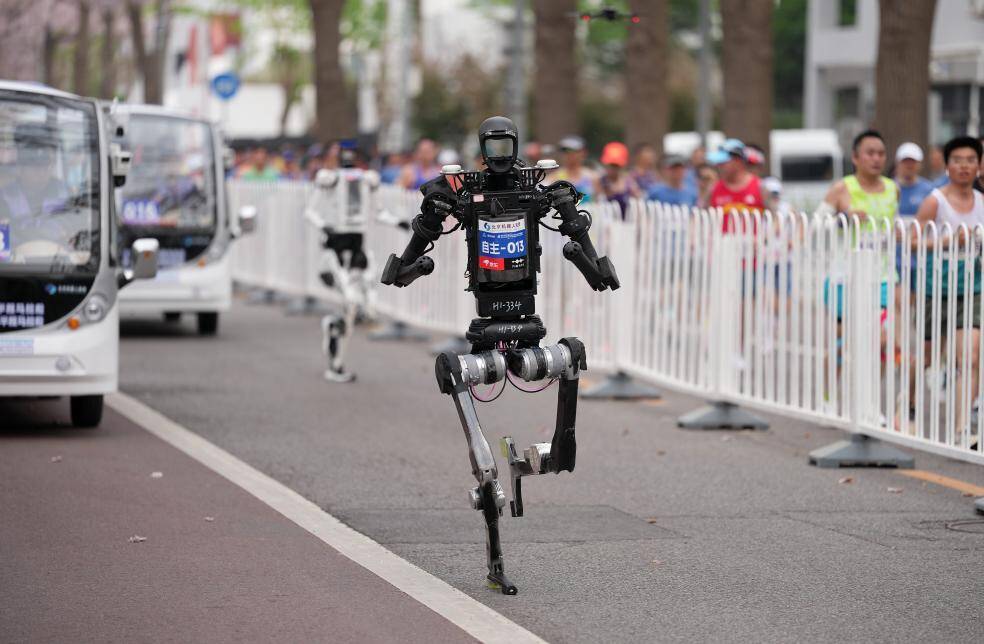 中国の人型ロボット、人類のハーフマラソン記録を上回る