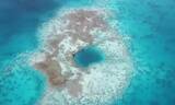 「中国、黄岩島でサンゴ礁のブルーホールを初めて発見」の画像1