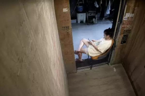 「自分だけ涼みたい」エレベーターのドアを椅子で固定した女性に批判殺到―中国