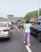 国慶節で高速道路が大渋滞、バドミントンや釣りをする人まで―中国