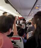 「飛行機搭乗後2人分の座席に横になり起き上がらず、離陸できず他の乗客ら「降りろ」大合唱―中国」の画像1
