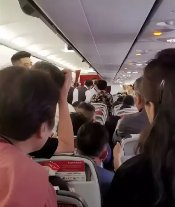 「飛行機搭乗後2人分の座席に横になり起き上がらず、離陸できず他の乗客ら「降りろ」大合唱―中国」の画像