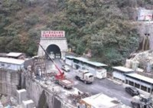 中国で時速350キロの高速鉄道の最長トンネルが貫通