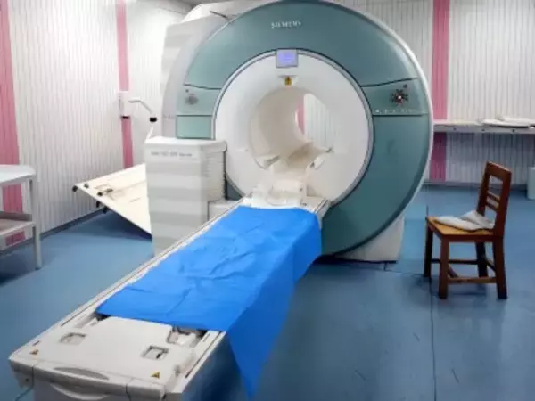 MRI装置の中に一晩閉じ込められた男性、医師が忘れる―中国