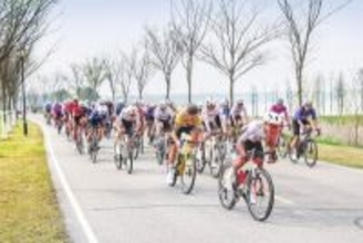 公道自転車レースで選手が転倒、規制コーンを超えて撮影していた観客のスマホに接触―中国