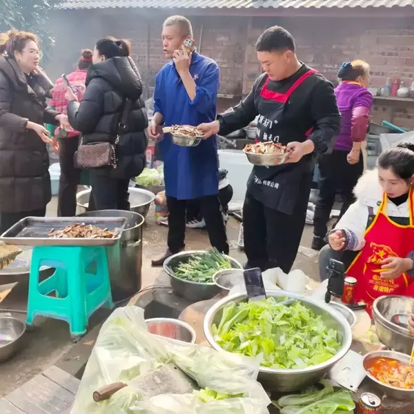 「「ブタ2頭の食肉処理を手伝って」＝女性の呼び掛けで1000人押し寄せる―中国」の画像