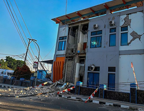 インドネシアのフローレス島沖でM7.7の地震 死者は51人に