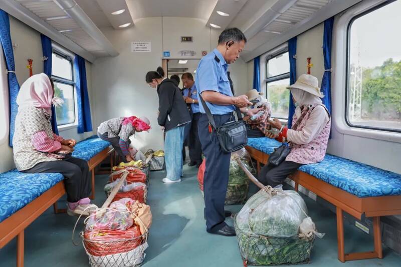 雲南省の鈍行列車が「マーケット」にリニューアル―中国