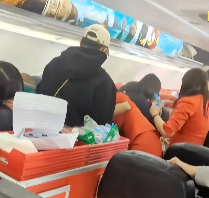 飛行中にモバイルバッテリー発煙・発火、機内緊迫―台湾メディア