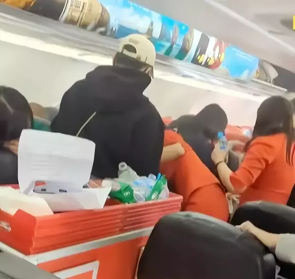 「飛行中にモバイルバッテリー発煙・発火、機内緊迫―台湾メディア」の画像