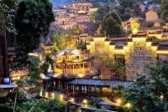 「日本と間違われた」で話題の中国の観光地で火災、木造の建物が焼ける