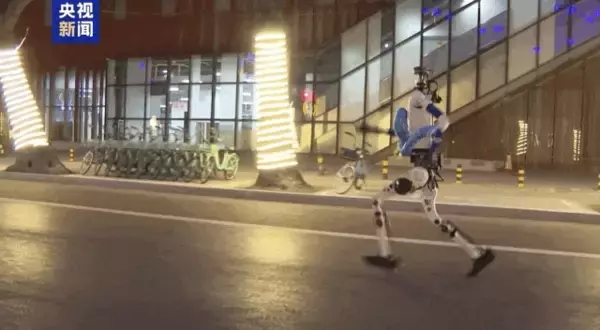 「人型ロボット300台超が集結、北京・亦荘人型ロボハーフマラソンが4月19日開催―中国」の画像