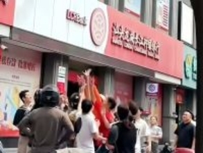マンションの上層階から紙幣ばらまき、人々が集まり奪い合う―中国