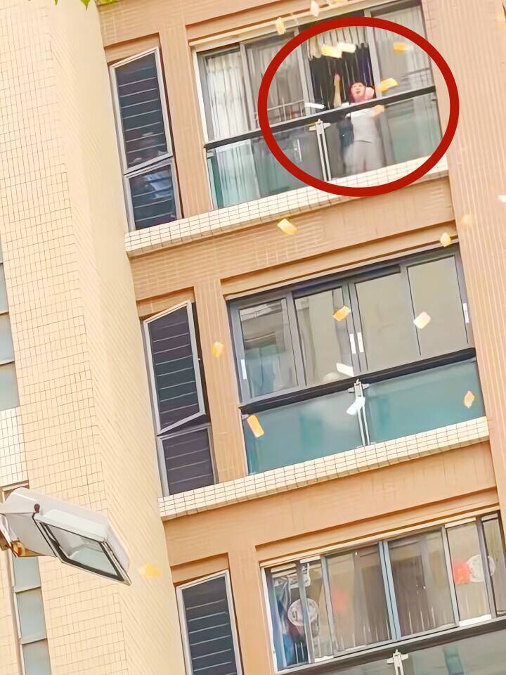 マンションの上層階から紙幣ばらまき、人々が集まり奪い合う―中国
