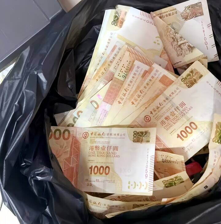 マンションの上層階から紙幣ばらまき、人々が集まり奪い合う―中国