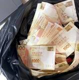 「マンションの上層階から紙幣ばらまき、人々が集まり奪い合う―中国」の画像3