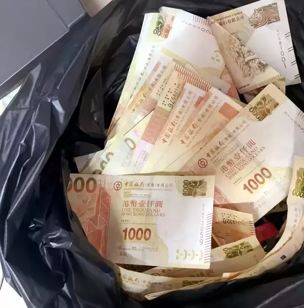 「マンションの上層階から紙幣ばらまき、人々が集まり奪い合う―中国」の画像