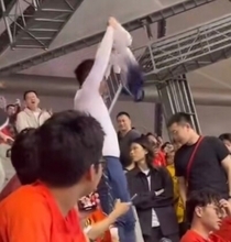 中国のサッカーファン、今度は韓国エースのユニフォームを切り裂く＝韓国ネット「せめて正規品を…」